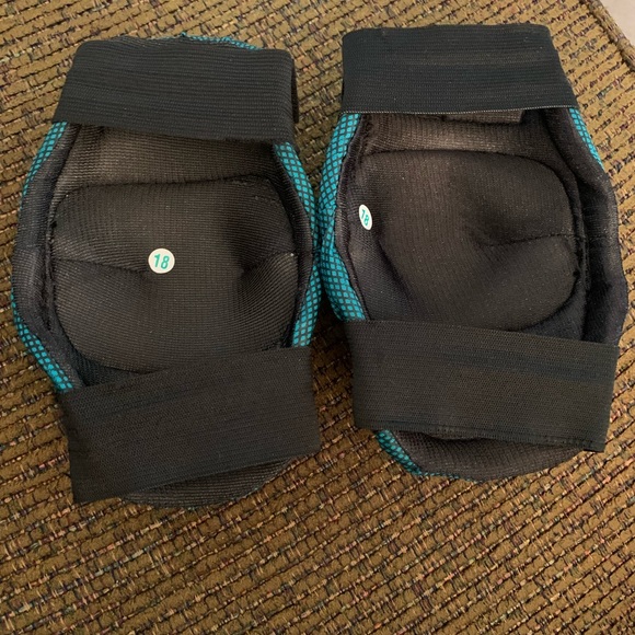 Vintage Franklin Skating Knee Pads - Picture 3 of 3